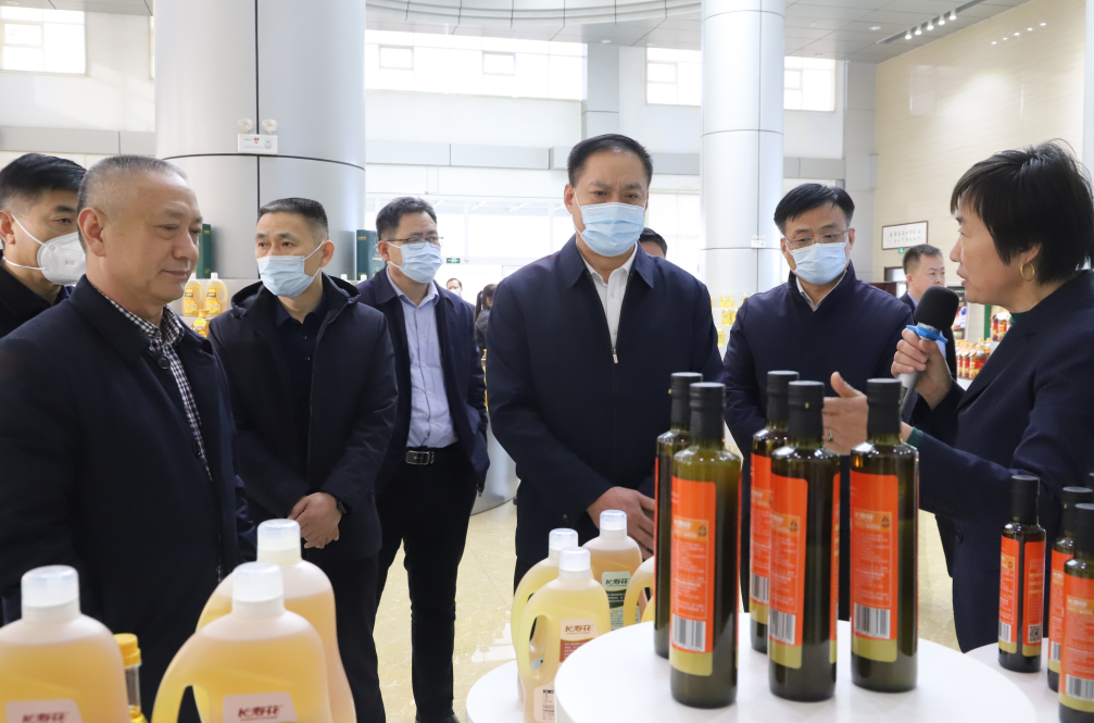 濱州市副市長、市公安局局長郝建來山東三星集團(tuán)督導(dǎo)食品安全“兩個(gè)責(zé)任”工作機(jī)制落實(shí)情況