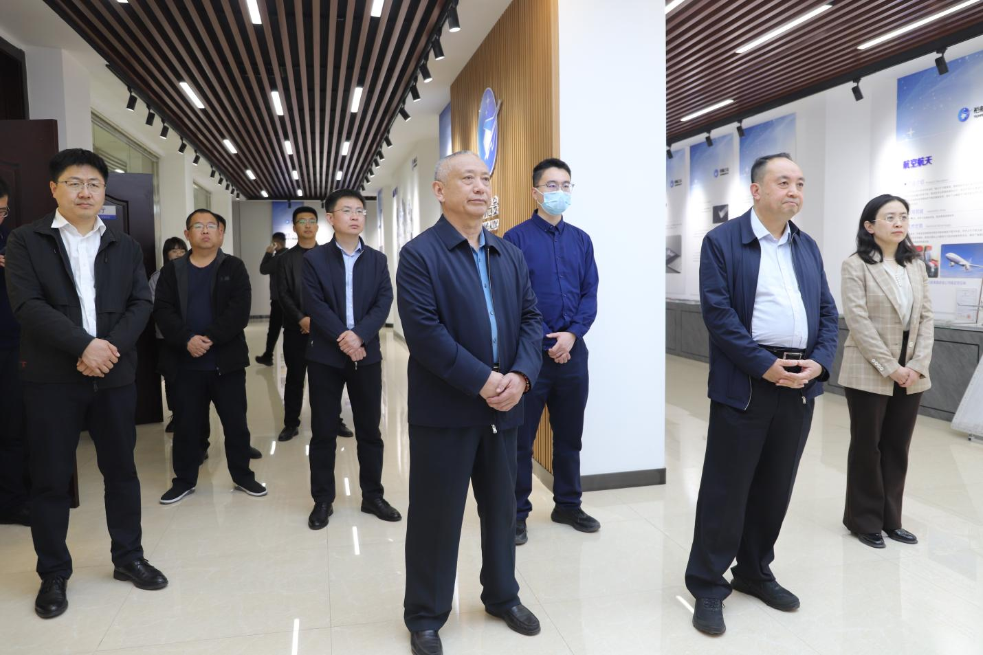 省工信廳電子信息產(chǎn)業(yè)處處長(zhǎng)、二級(jí)巡視員李英峰來(lái)山東三星集團(tuán)調(diào)研