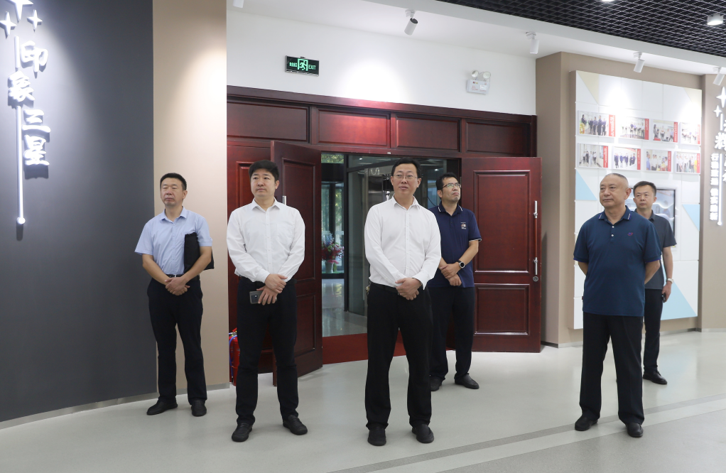 鄒平市人社局黨組書(shū)記、局長(zhǎng)王保利來(lái)山東三星集團(tuán)調(diào)研