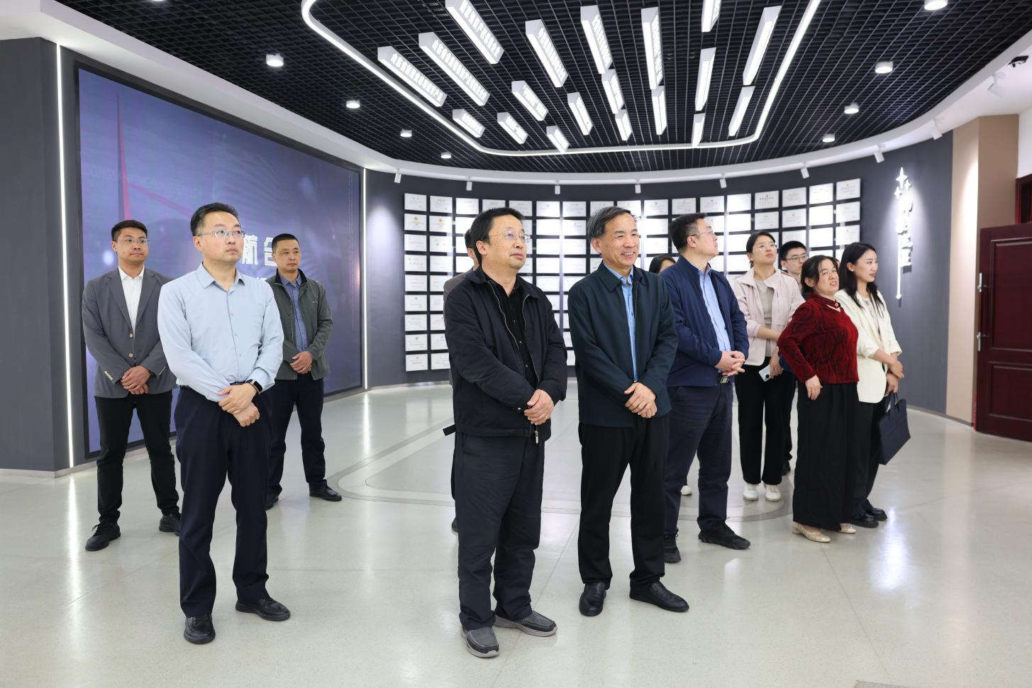 威海市科技局副局長(zhǎng)姜新一行來(lái)山東三星集團(tuán)調(diào)研
