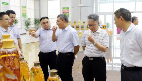 中國(guó)糧食經(jīng)濟(jì)雜志社社長(zhǎng)、主編李福君來(lái)山東三星集團(tuán)調(diào)研