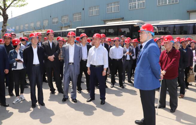 2018“走進(jìn)山東特色產(chǎn)業(yè)鎮(zhèn)”啟動(dòng)儀式與會(huì)嘉賓、媒體采訪團(tuán)來(lái)三星集團(tuán)參觀考察