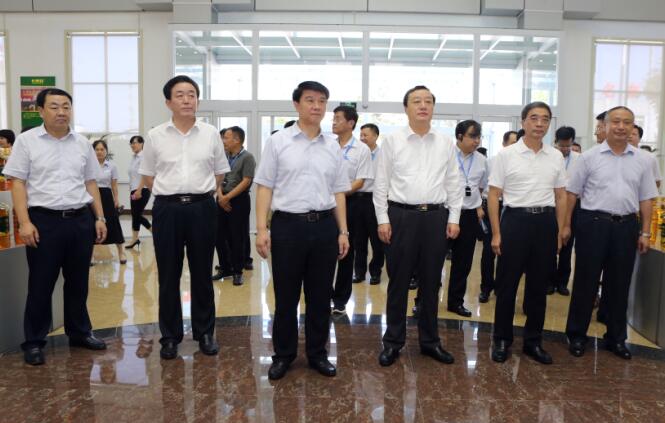 全國加快推進(jìn)糧食產(chǎn)業(yè)經(jīng)濟發(fā)展現(xiàn)場經(jīng)驗交流會與會人員來三星集團(tuán)參觀考察