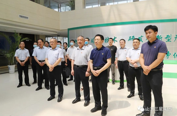 省民營企業(yè)高質(zhì)量發(fā)展服務(wù)隊到山東三星集團(tuán)參觀并開展贈書送學(xué)活動